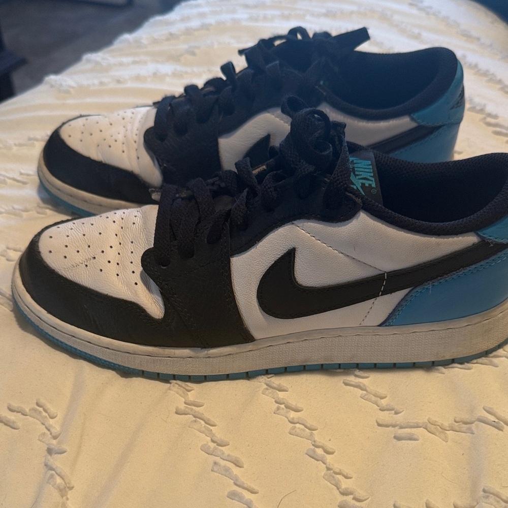 Nike Men's Black and White Sneakers with Blue Accents